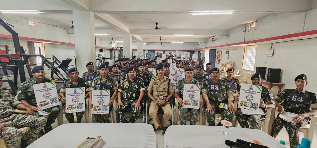सातवीं वाहिनी भिलाई में आयोजित साइबर जागरूकता कार्यक्रम में प्रशिक्षण लेते जवान और कर्मचारी